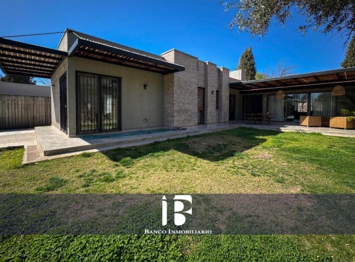 Casa · 276m² · 8 Ambientes · 1 Cochera