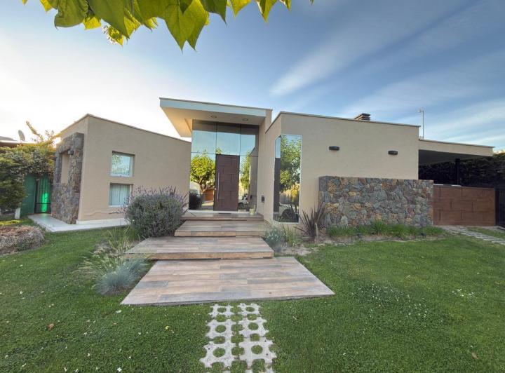 Casa · 300m² · 3 Dormitorios · 2 Cocheras