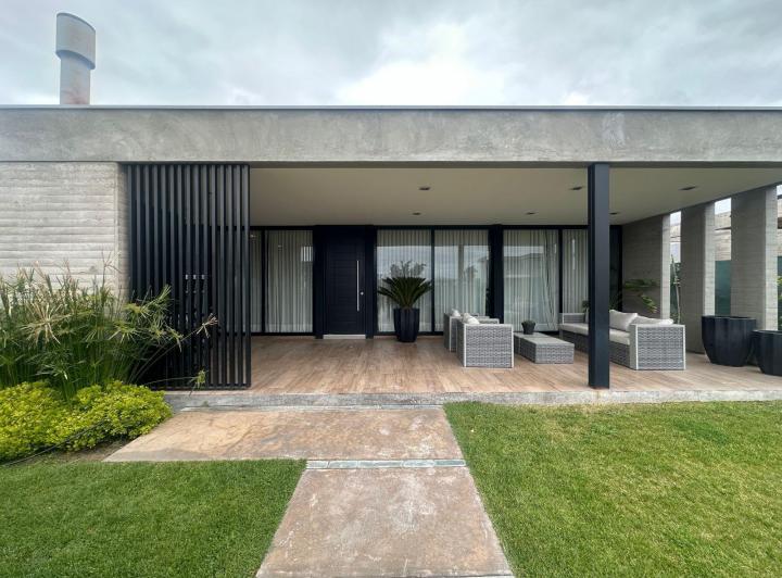 Casa · 228m² · 8 Ambientes · 2 Cocheras