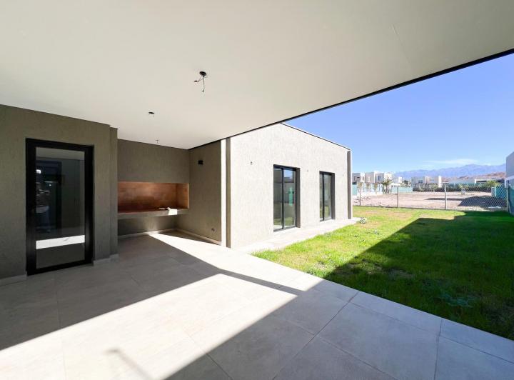 Casa · 187m² · 5 Ambientes · 2 Cocheras