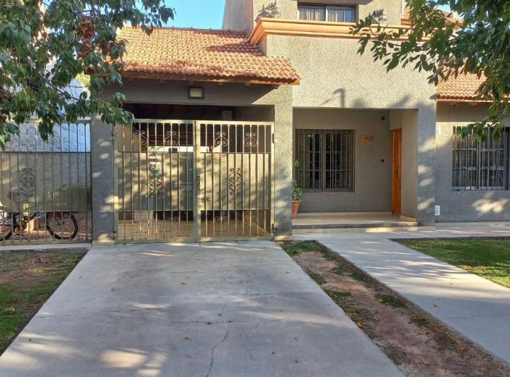 Casa · 141m² · 6 Ambientes · 3 Cocheras