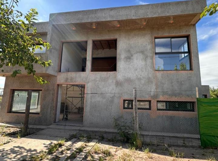 Casa · 270m² · 8 Ambientes · 2 Cocheras