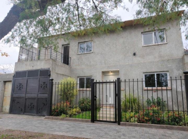 Casa · 245m² · 6 Ambientes · 2 Cocheras
