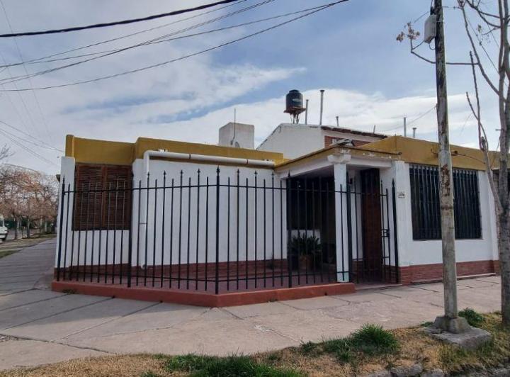 Casa · 140m² · 5 Ambientes · 2 Cocheras