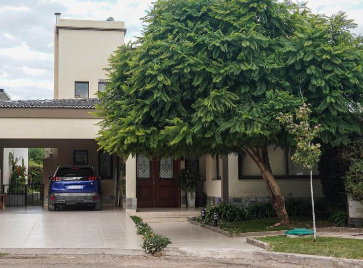 Casa · 304m² · 8 Ambientes · 2 Cocheras