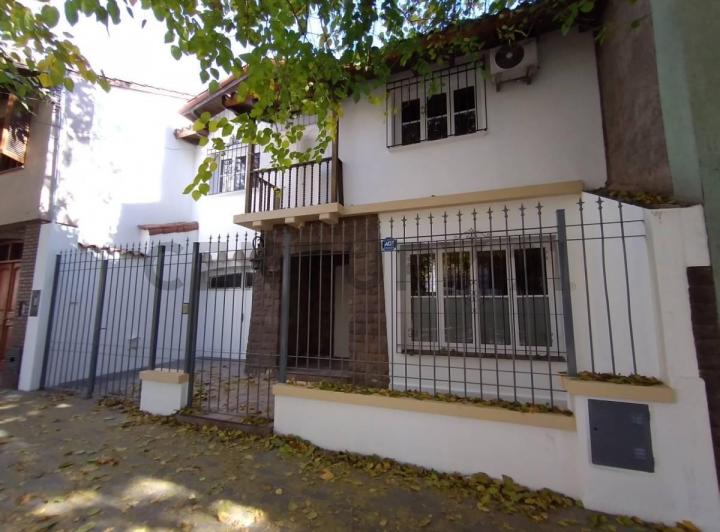 Casa · 230m² · 4 Dormitorios · 2 Cocheras