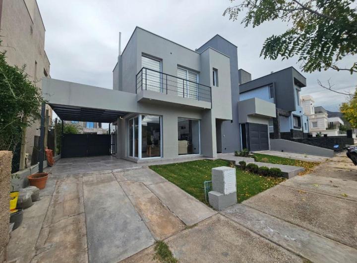 Casa · 253m² · 7 Ambientes · 2 Cocheras