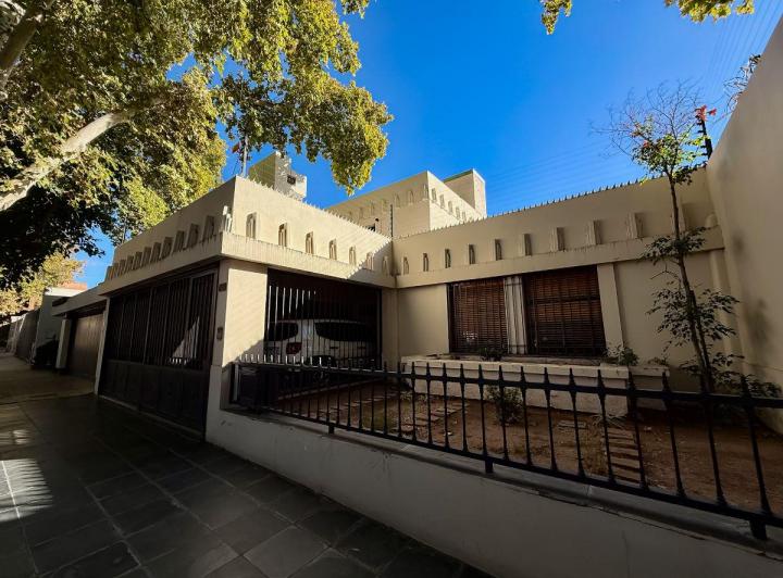 Casa · 344m² · 7 Ambientes · 2 Cocheras