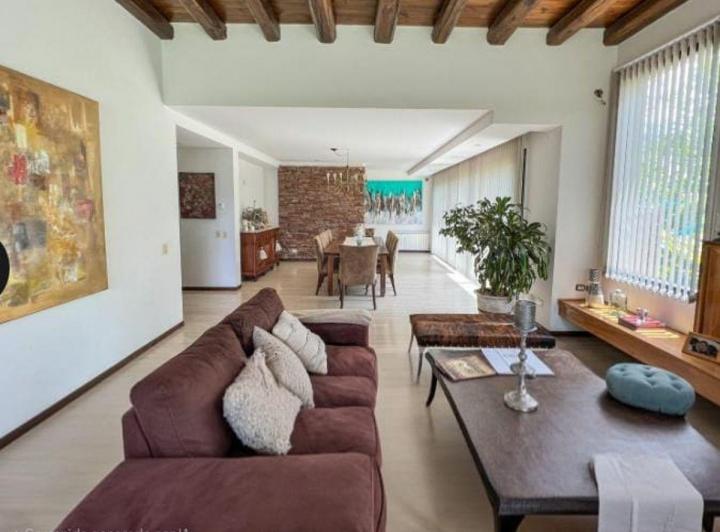 Casa · 400m² · 8 Ambientes · 4 Cocheras