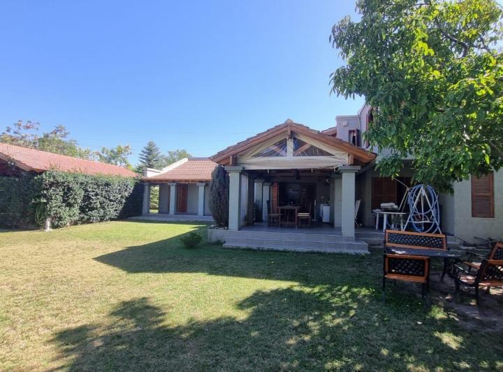 Casa · 900m² · 5 Dormitorios · 2 Cocheras