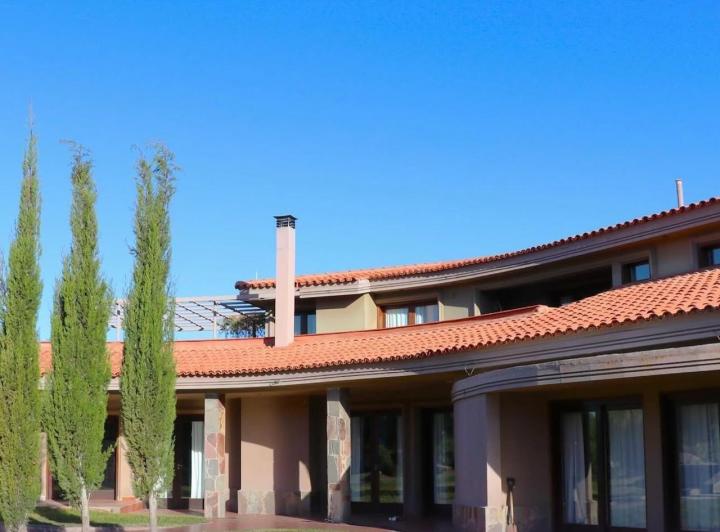 Casa · 960m² · 8 Dormitorios · 1 Cochera
