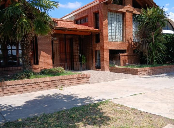Casa · 151m² · 6 Ambientes · 3 Cocheras