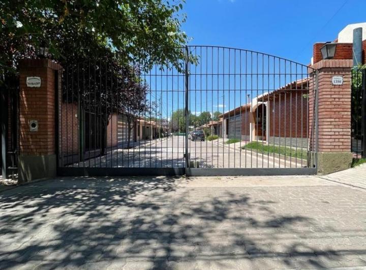 Casa · 100m² · 5 Ambientes · 1 Cochera