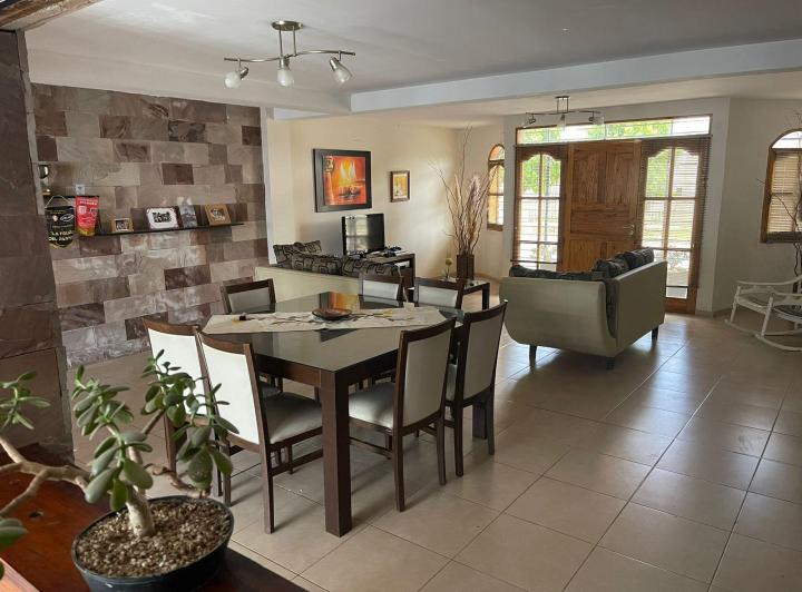Casa · 232m² · 6 Ambientes · 1 Cochera