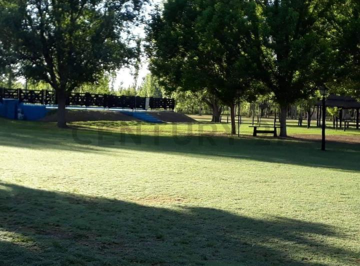 Terreno · 7400m² · 24 Ambientes · 10 Cocheras