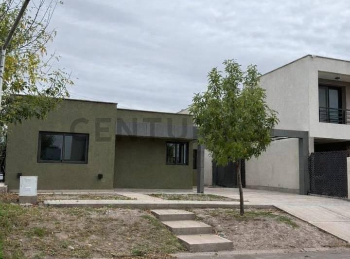 Casa · 207m² · 4 Ambientes · 2 Cocheras