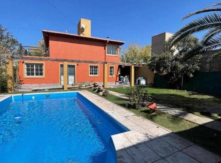 Casa · 295m² · 8 Ambientes · 3 Cocheras
