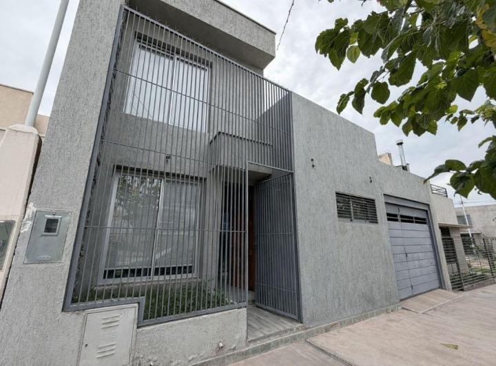 Casa · 132m² · 5 Ambientes · 3 Cocheras