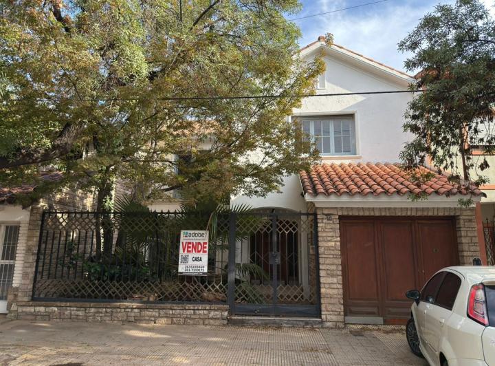 Casa · 311m² · 7 Ambientes · 1 Cochera