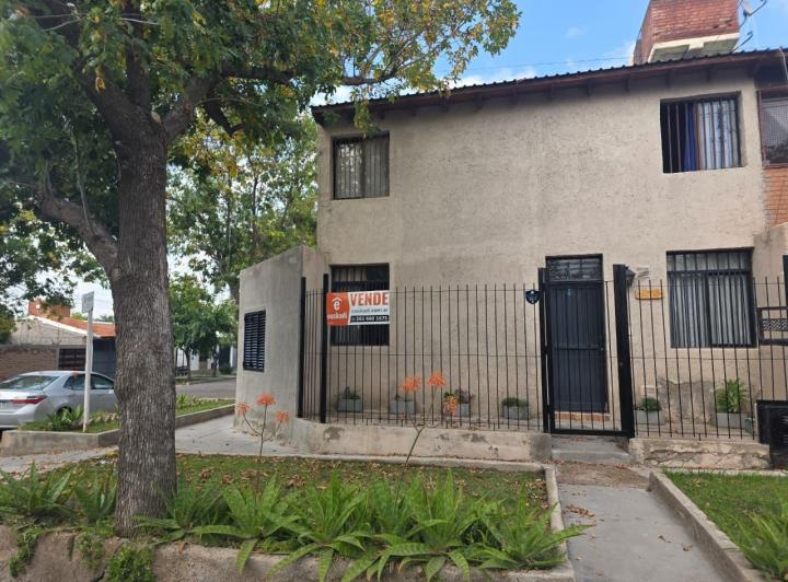 Casa · 77m² · 6 Ambientes · 1 Cochera