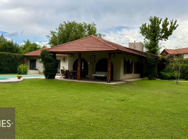 Casa · 404m² · 6 Ambientes · 2 Cocheras