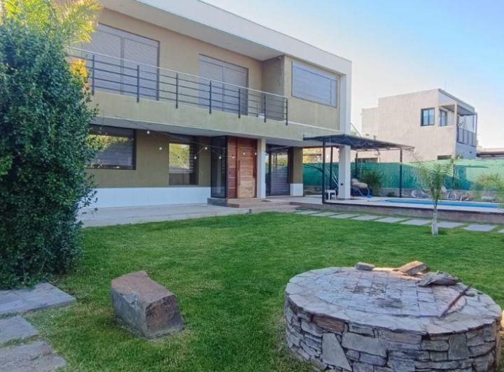 Casa · 328m² · 7 Ambientes · 2 Cocheras