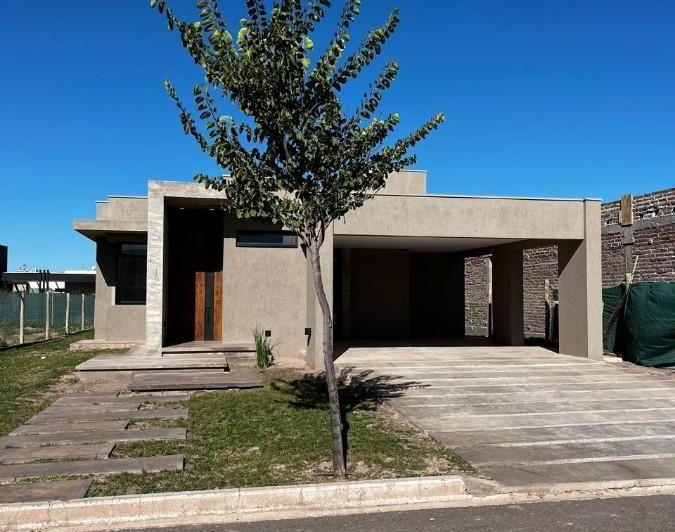 Casa · 211m² · 3 Dormitorios · 2 Cocheras