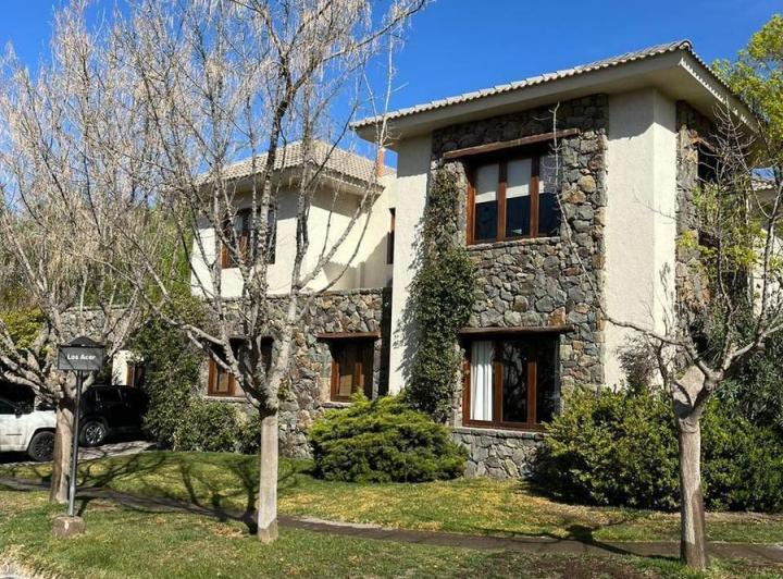Casa · 1300m² · 8 Ambientes · 2 Cocheras