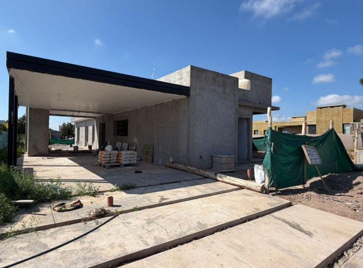 Casa · 210m² · 8 Ambientes · 1 Cochera