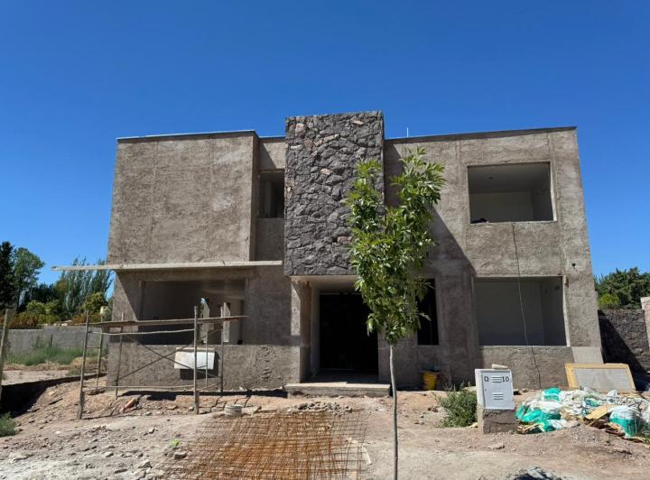 Casa · 230m² · 4 Dormitorios · 2 Cocheras