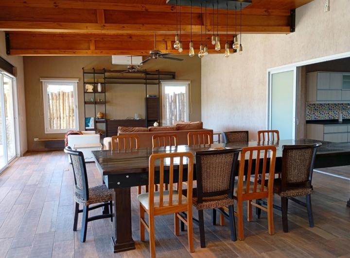 Casa · 200m² · 6 Ambientes · 2 Cocheras