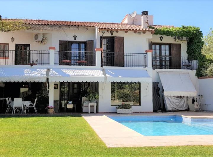 Casa · 271m² · 4 Dormitorios · 1 Cochera