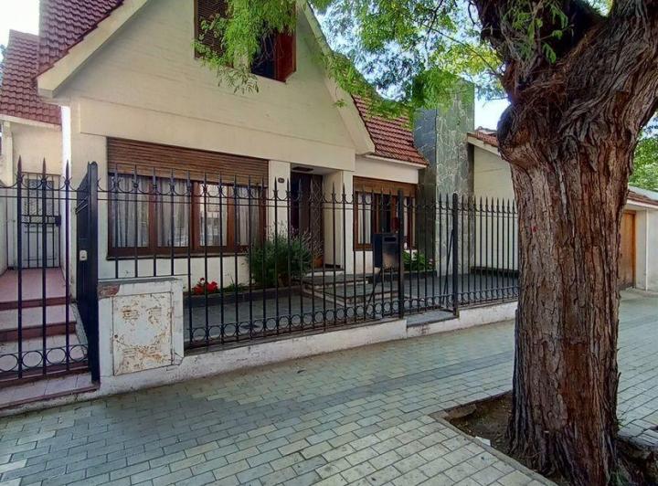 Casa · 250m² · 5 Dormitorios · 1 Cochera