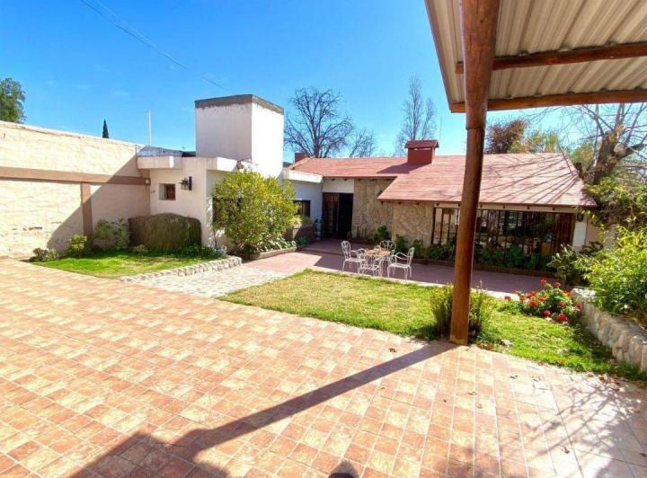 Casa · 325m² · 8 Ambientes · 2 Cocheras