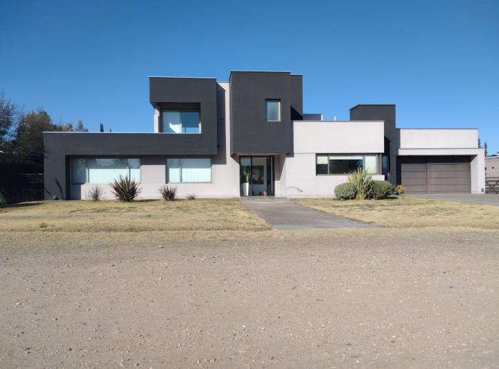 Casa · 375m² · 4 Dormitorios · 2 Cocheras