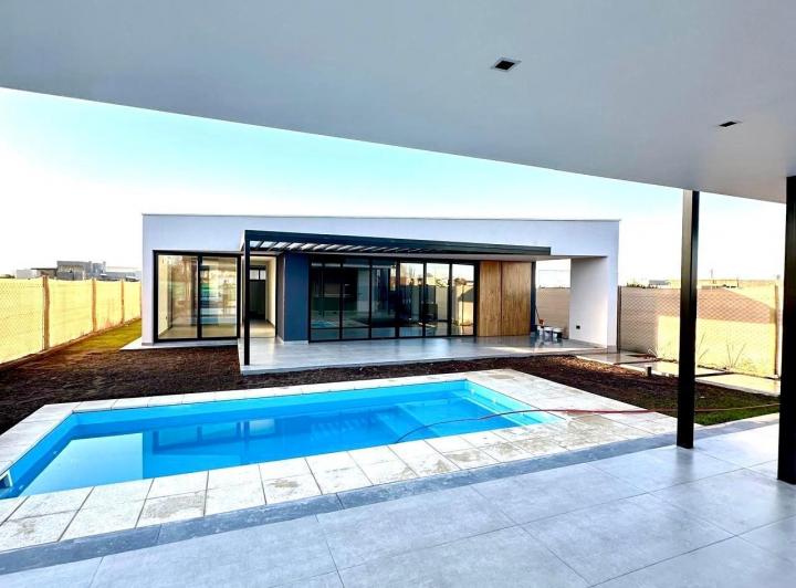 Casa · 230m² · 3 Dormitorios · 2 Cocheras