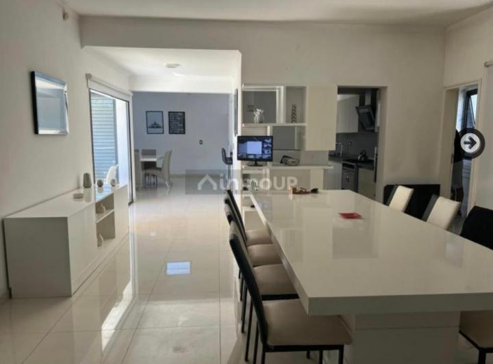 Casa · 300m² · 3 Dormitorios · 2 Cocheras