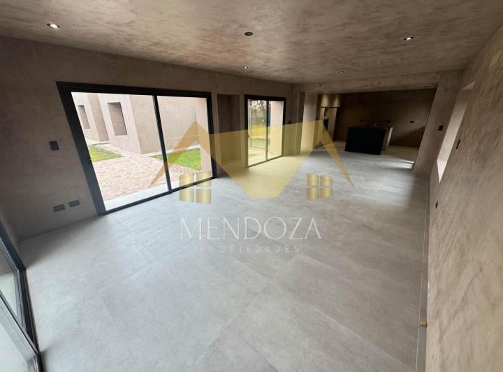Casa · 220m² · 7 Ambientes · 2 Cocheras