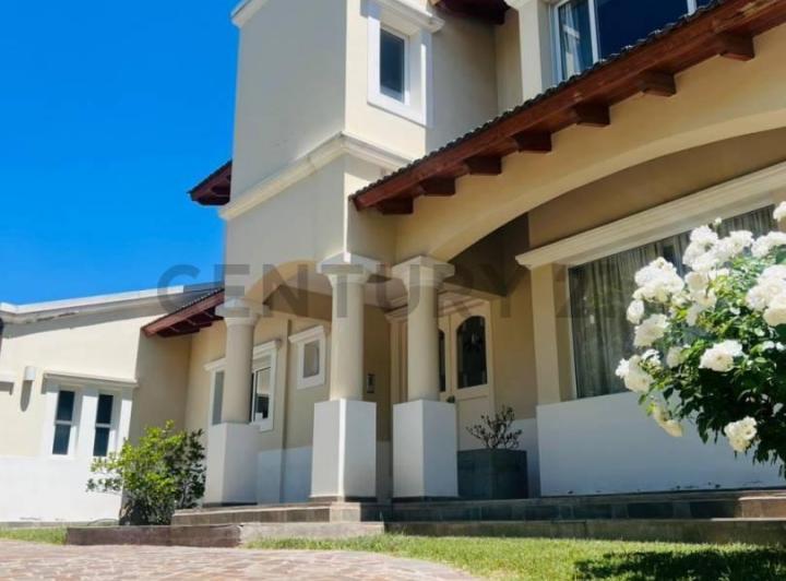 Casa · 465m² · 6 Ambientes · 2 Cocheras
