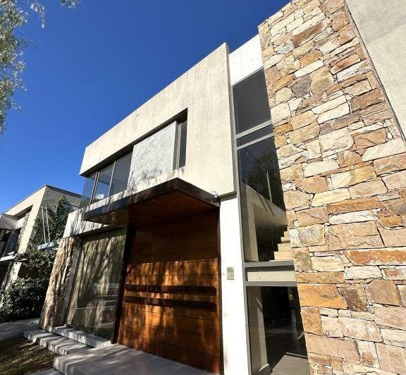 Casa · 230m² · 5 Ambientes · 1 Cochera