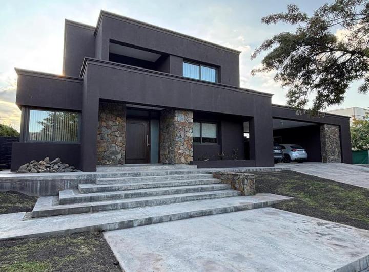 Casa · 490m² · 12 Ambientes · 2 Cocheras