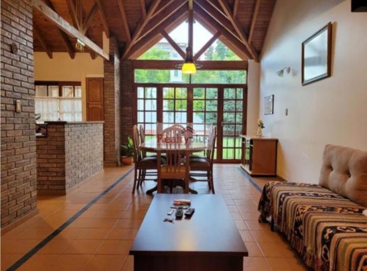 Casa · 204m² · 3 Dormitorios · 2 Cocheras