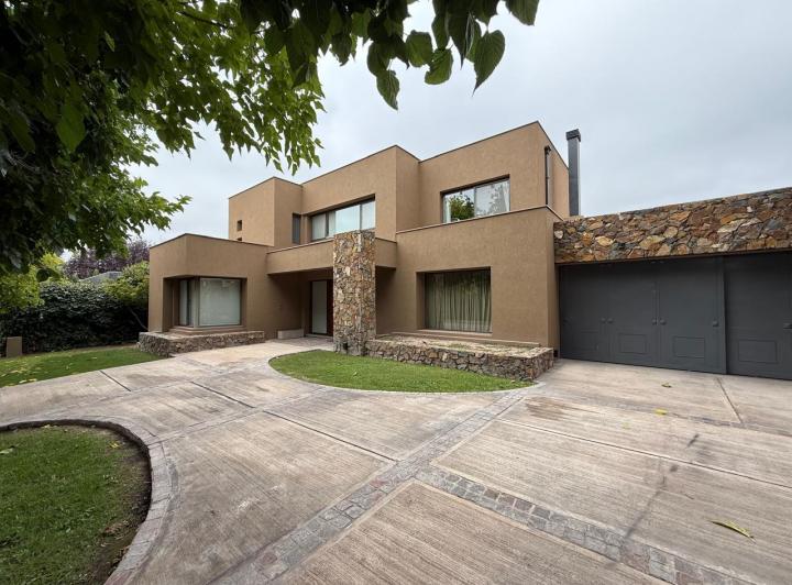 Casa · 390m² · 8 Ambientes · 2 Cocheras