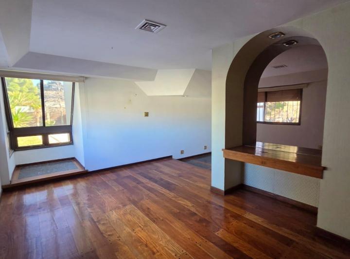 Oficina comercial · 300m² · 6 Ambientes · 2 Cocheras