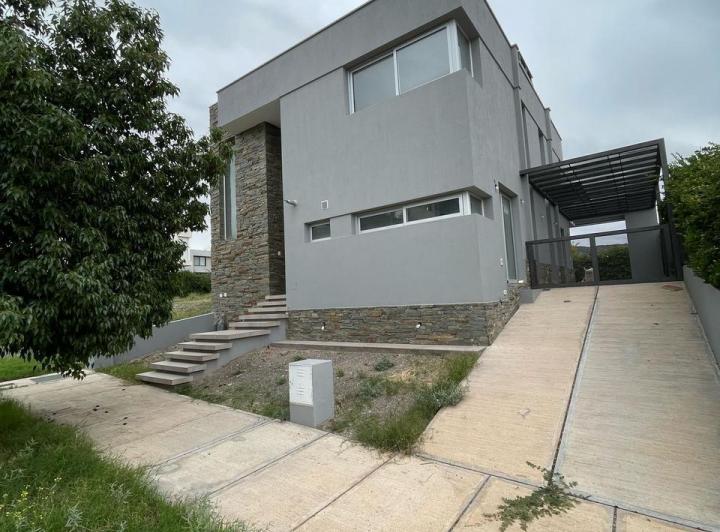 Casa · 226m² · 6 Ambientes · 2 Cocheras