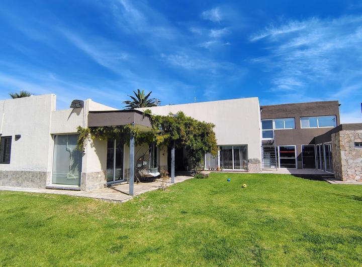 Casa · 445m² · 6 Ambientes · 4 Cocheras