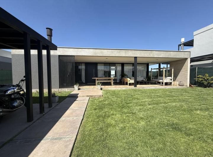 Casa · 221m² · 3 Dormitorios