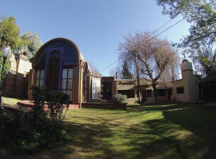 Casa · 350m² · 8 Ambientes · 2 Cocheras