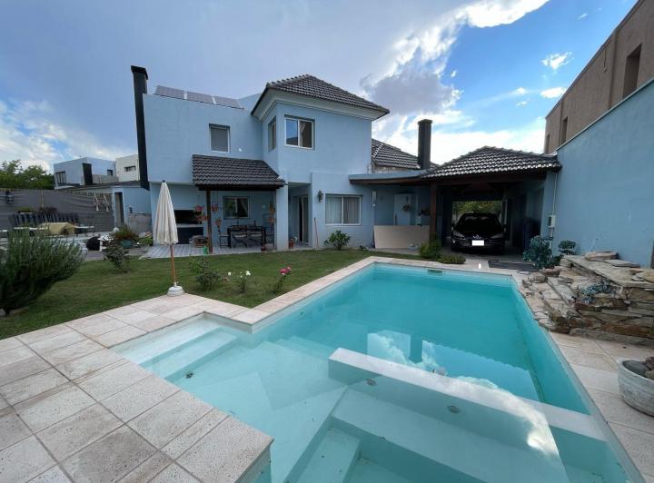 Casa · 340m² · 4 Dormitorios · 2 Cocheras