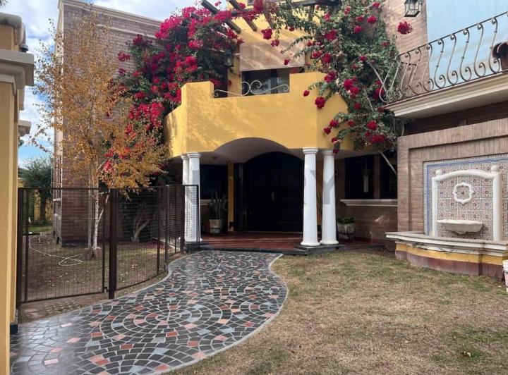 Casa · 470m² · 5 Ambientes · 4 Cocheras